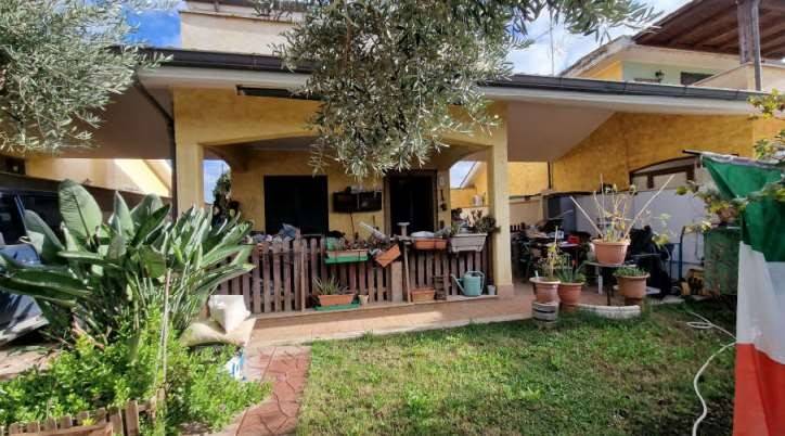 Villa a Schiera in vendita ad Ardea via Merano, 9