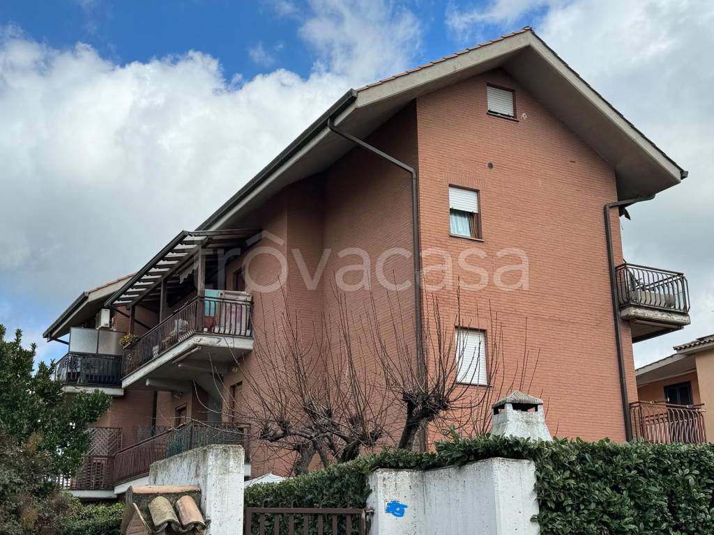 Appartamento in vendita a Castel Gandolfo via Michelangelo Buonarroti