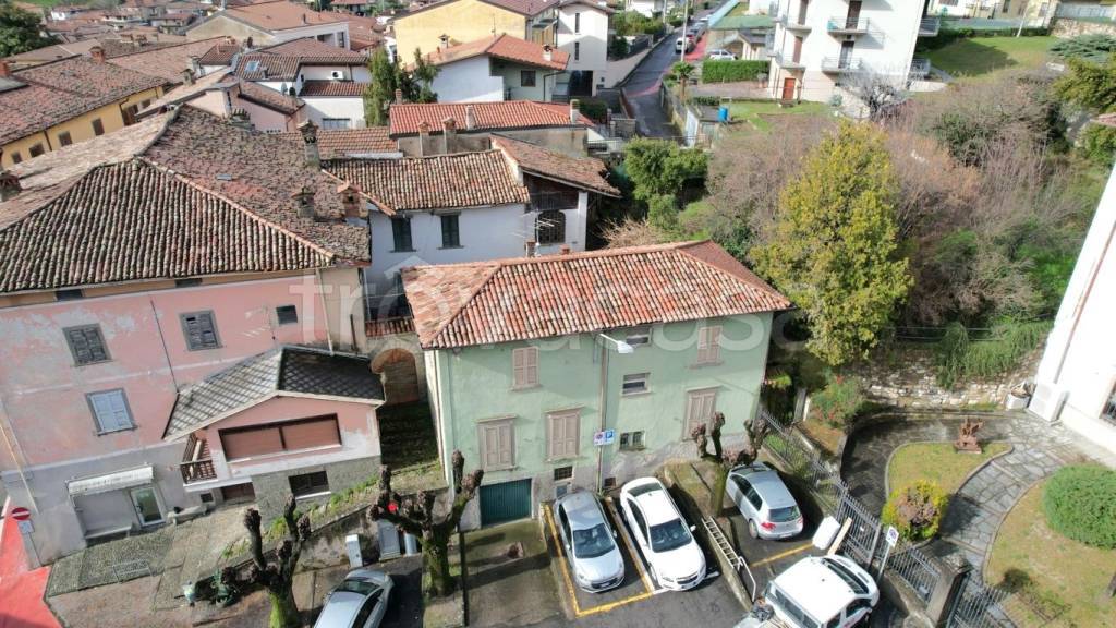 Villa in vendita ad Adrara San Martino piazza Umberto I