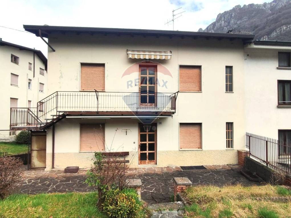 Casa Indipendente in vendita ad Angolo Terme via Regina Elena