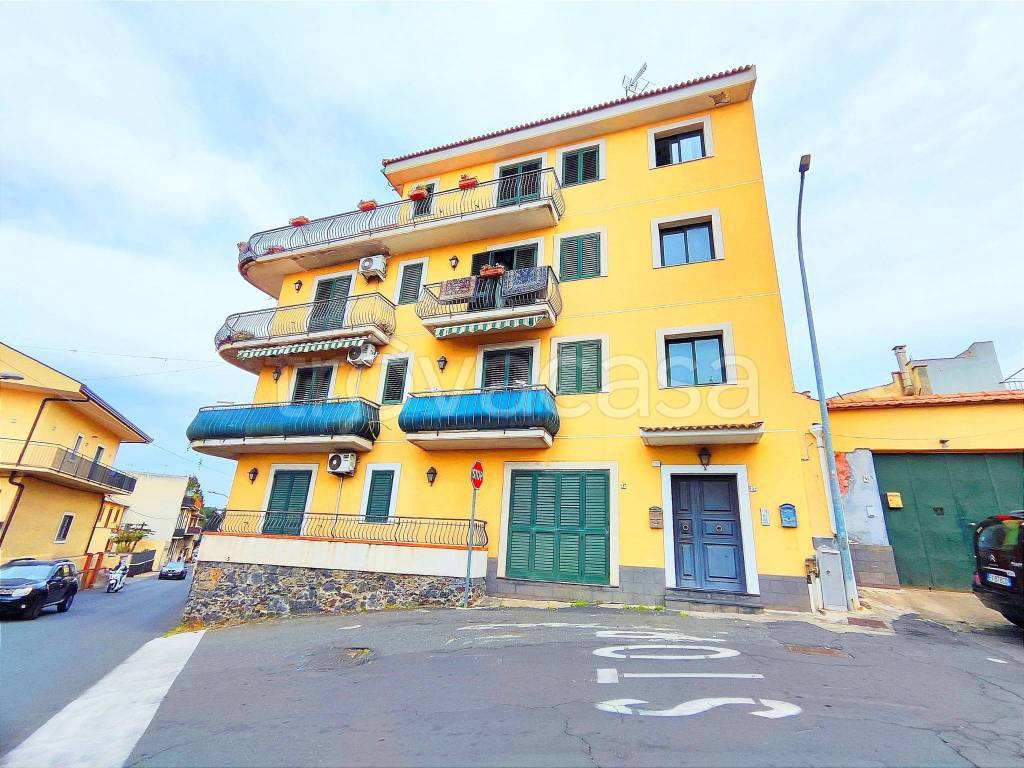 Appartamento in affitto a Valverde via Alessandro Volta