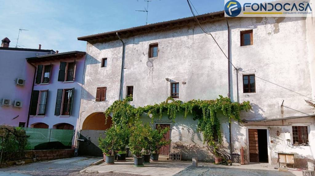 Casa Indipendente in vendita a Solferino via XXIV Giugno, 27