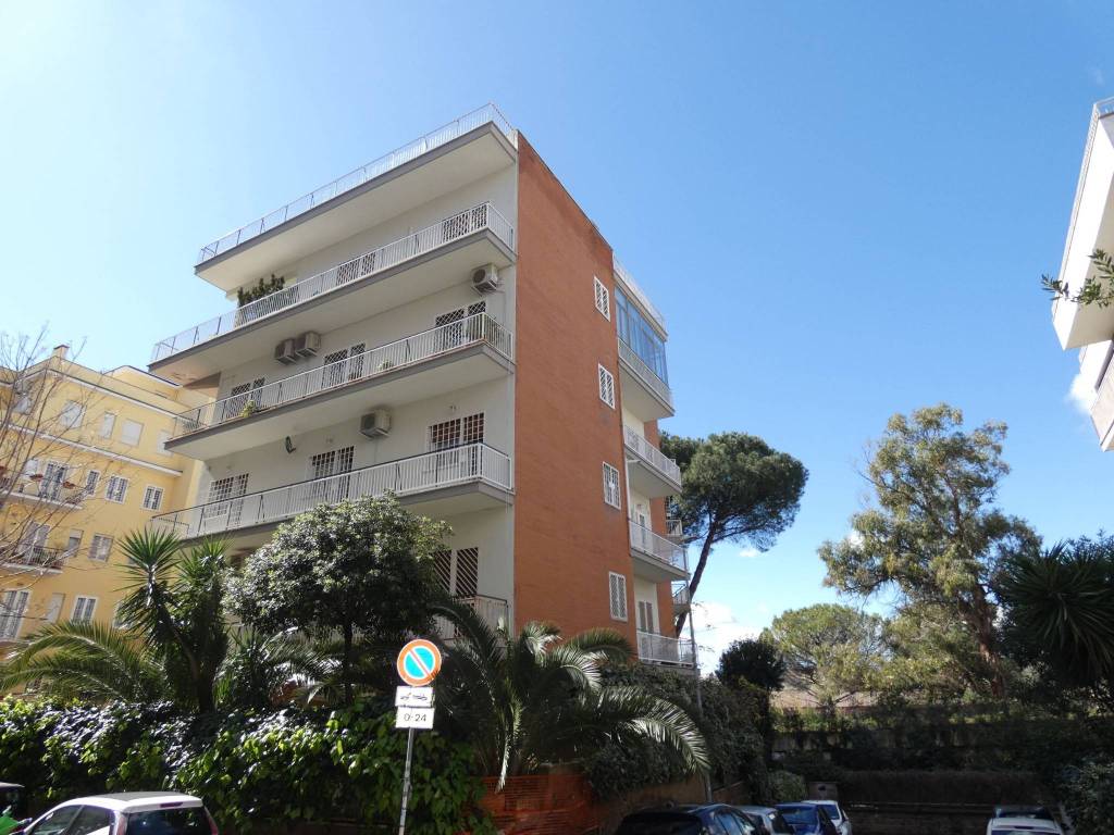 Appartamento in vendita a Roma via Marco Atilio, 33