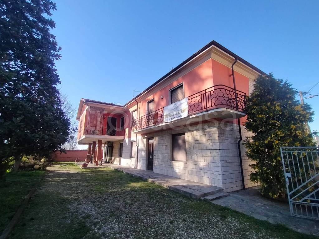 Villa in vendita a Sale via Piave, 36