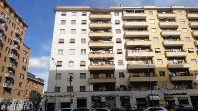 Appartamento in vendita a Roma via Tuscolana, 227