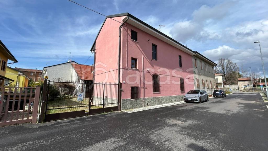Casa Indipendente in vendita a Lainate via Giuseppe Verdi, 7