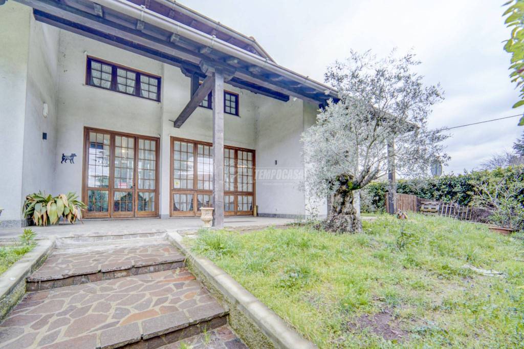 Villa in vendita a Cardano al Campo via Nazario Sauro 2