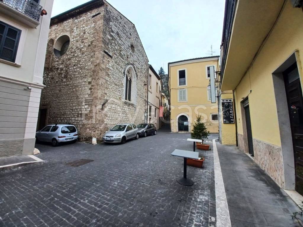 Negozio in vendita a Sora via Friuli, 17