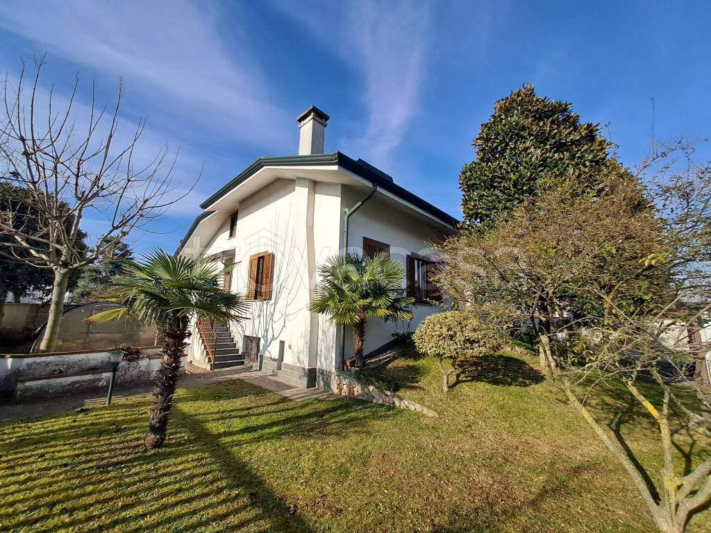 Villa Bifamiliare in vendita a Busto Garolfo via Fratelli Cervi