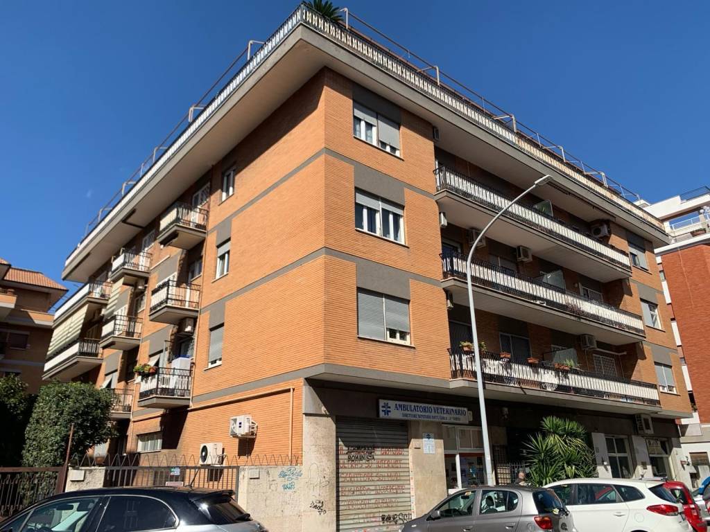 Appartamento in vendita a Roma via Sestio Calvino