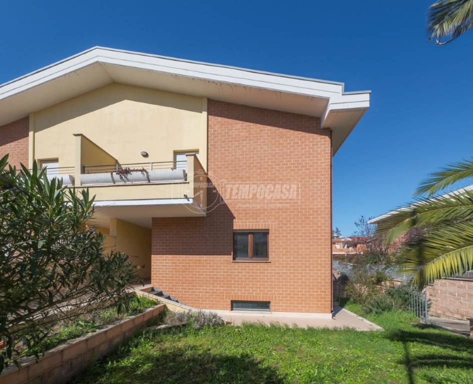 Villa Bifamiliare in vendita a Roma via Marino Dalmonte