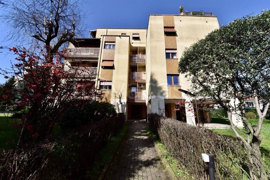 Appartamento in vendita a Solaro via Borromeo d'Adda, 56