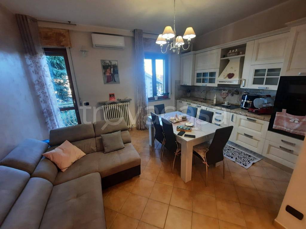 Appartamento in vendita a Lonate Pozzolo via Carlo Poma