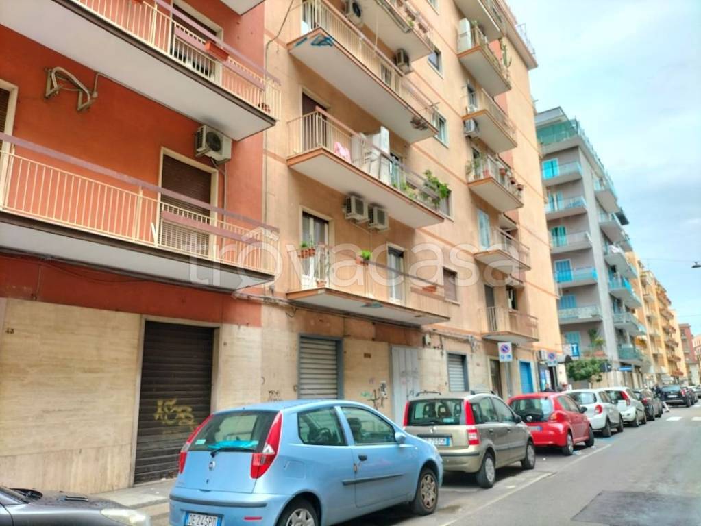 Negozio in affitto a Bari via Giovanni Laterza, 35