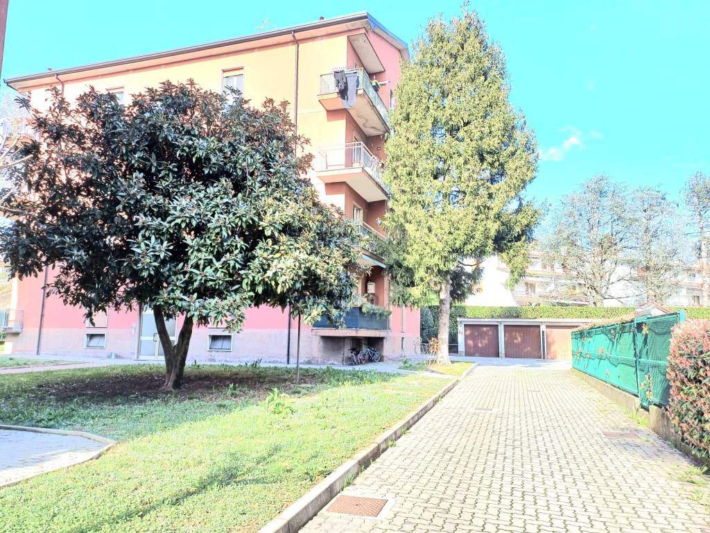 Appartamento in vendita a Lesmo via Giuseppe Ungaretti, 9