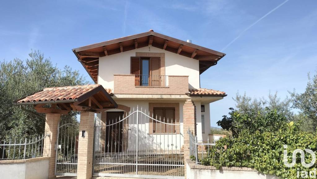 Villa in vendita a Collecorvino via Belvedere