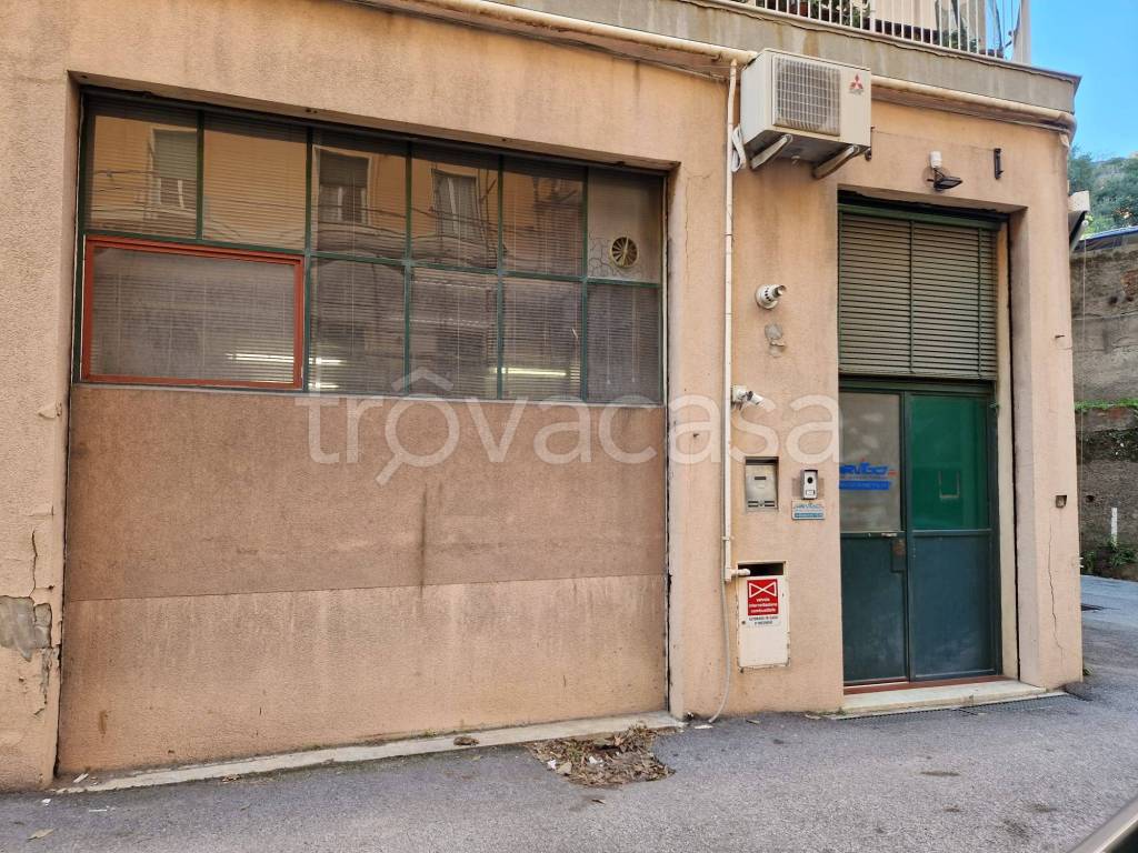 Magazzino in vendita a Genova via Contubernio g. B. D'Albertis, 25