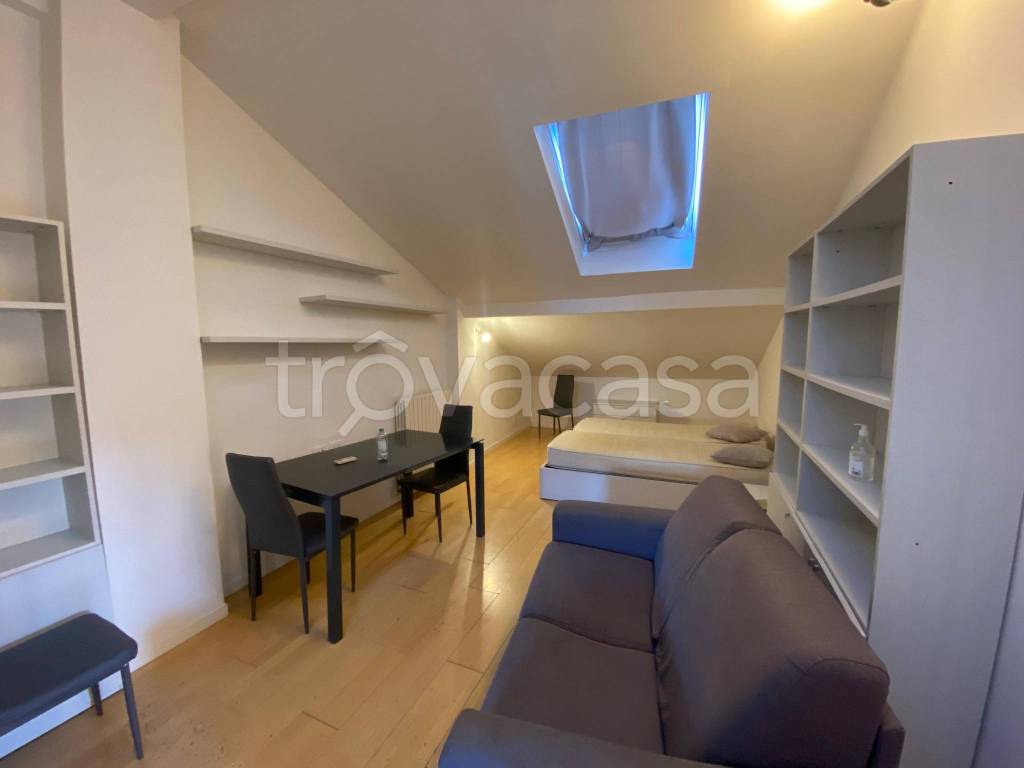 Appartamento in affitto a Bologna via Broccaindosso, 38