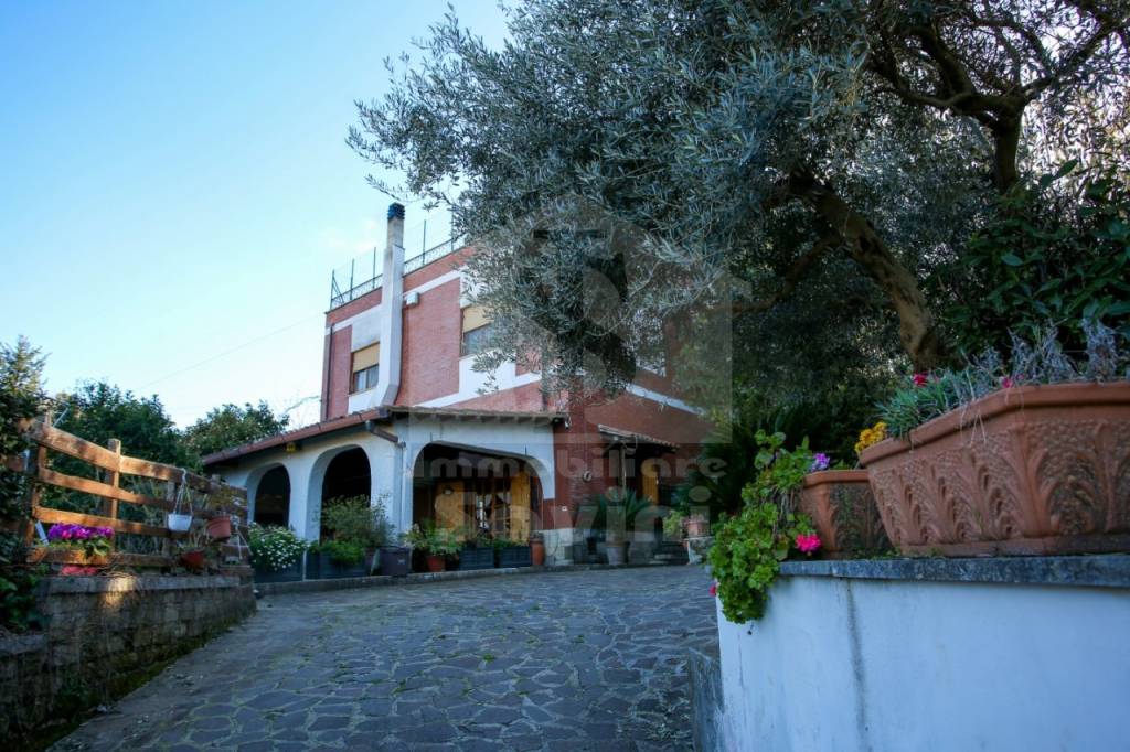Villa Bifamiliare in vendita a Velletri via Colle Calcagno