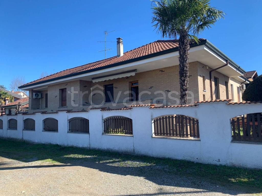Villa in affitto a Caronno Pertusella vicolo Trento, 52