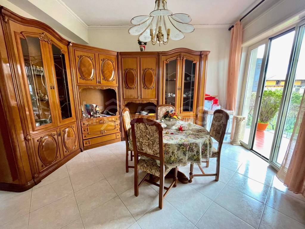 Appartamento in vendita a Napoli via Miano, 143