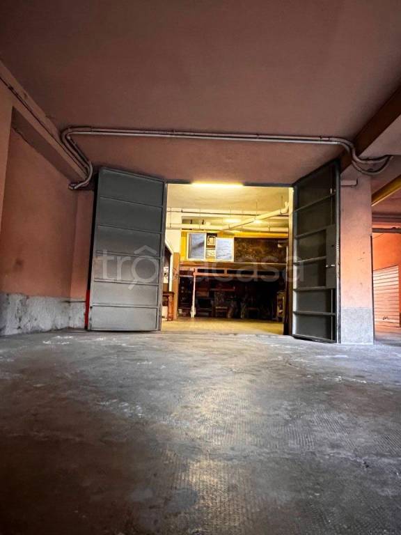 Garage in vendita a Milano via Derna, 36