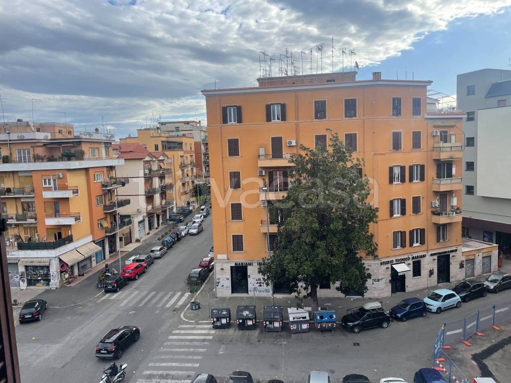 Appartamento in vendita a Roma piazza delle Peonie