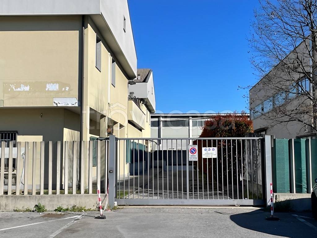 Garage in vendita a Cernusco sul Naviglio via Giordano Colombo n. 1