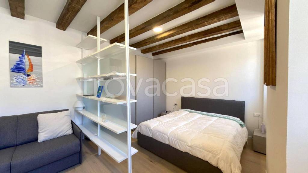 Appartamento in vendita a Trieste via di Cavana