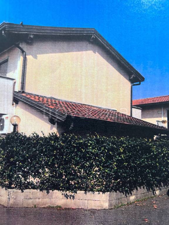 Villa a Schiera in in vendita da privato a Trovo via Roggia Cina