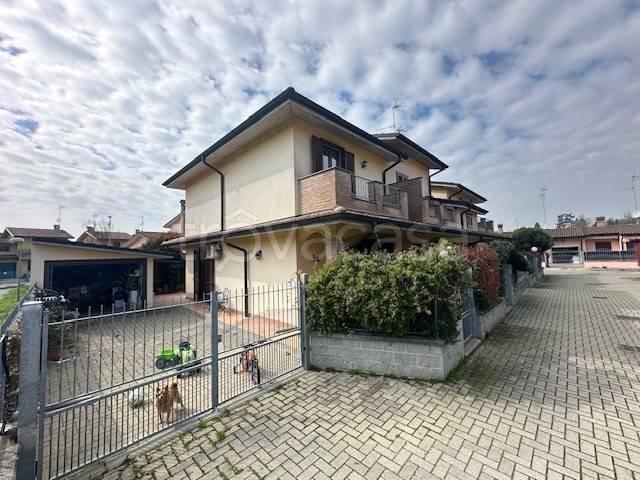 Villa Bifamiliare in vendita a Chignolo Po via chioffi