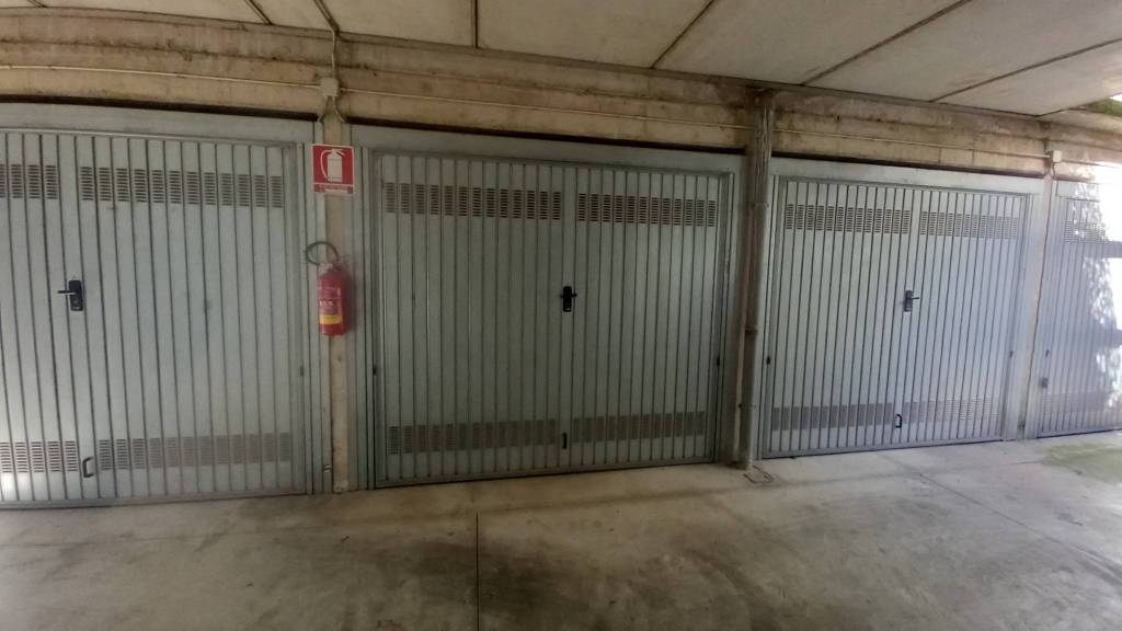 Garage in affitto a Monza via Spluga, 15
