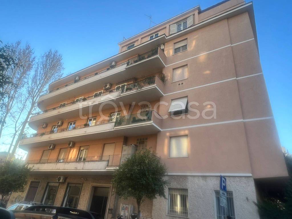 Appartamento in vendita a Roma via Pandosia, 72