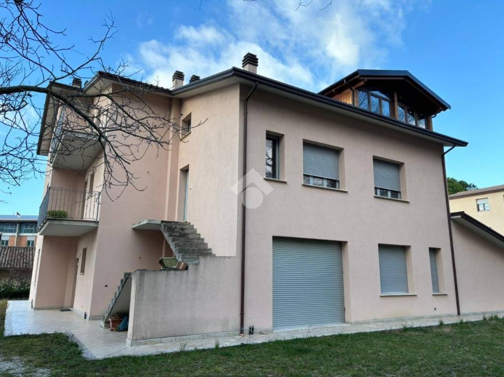 Casa Indipendente in vendita a Gualdo Tadino via XXIV Maggio, 52
