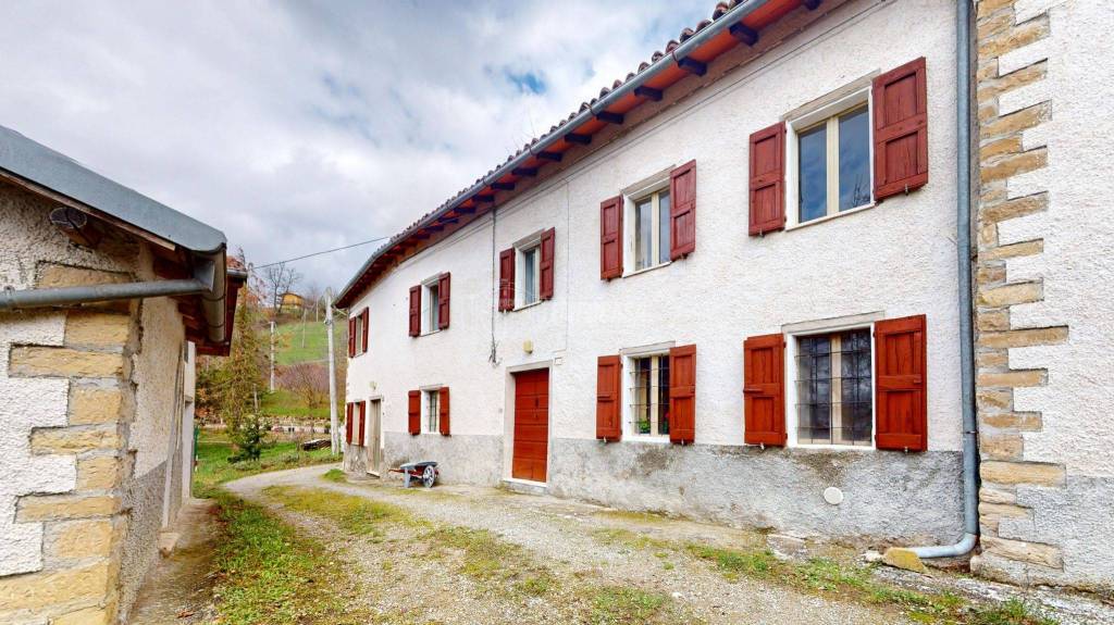 Casa Indipendente in vendita a Castelnovo ne' Monti via Fola 18