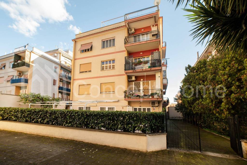 Appartamento in vendita a Roma via Adriano Cecioni, 26