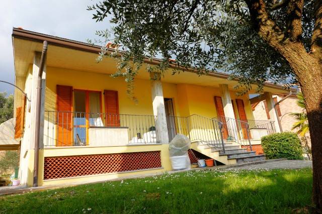 Villa in vendita a Carvico via Roncarro