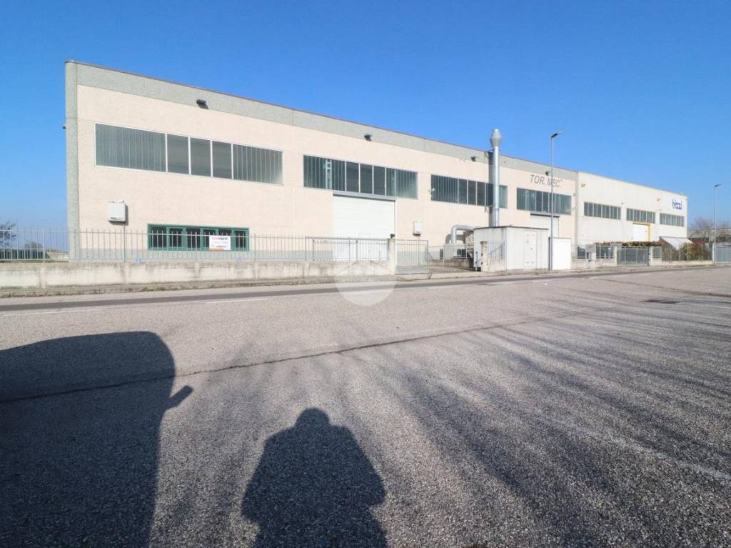 Capannone Industriale in vendita a Roncoferraro capannone Via Del Commercio, 4