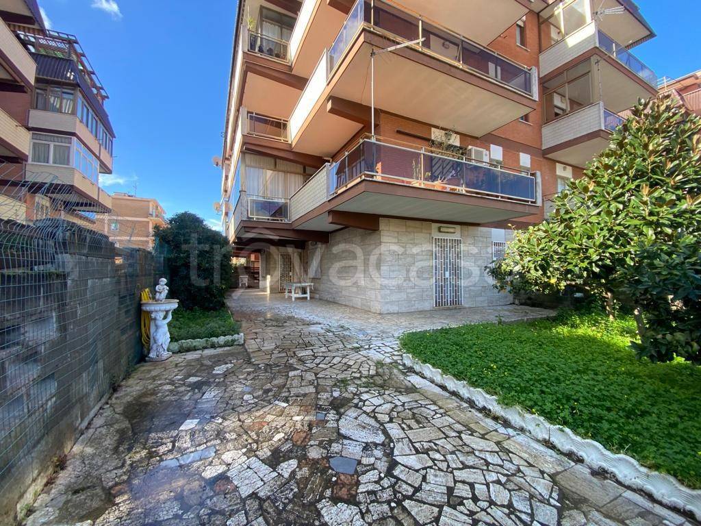 Appartamento in vendita a Pomezia via Gran Bretagna, 106