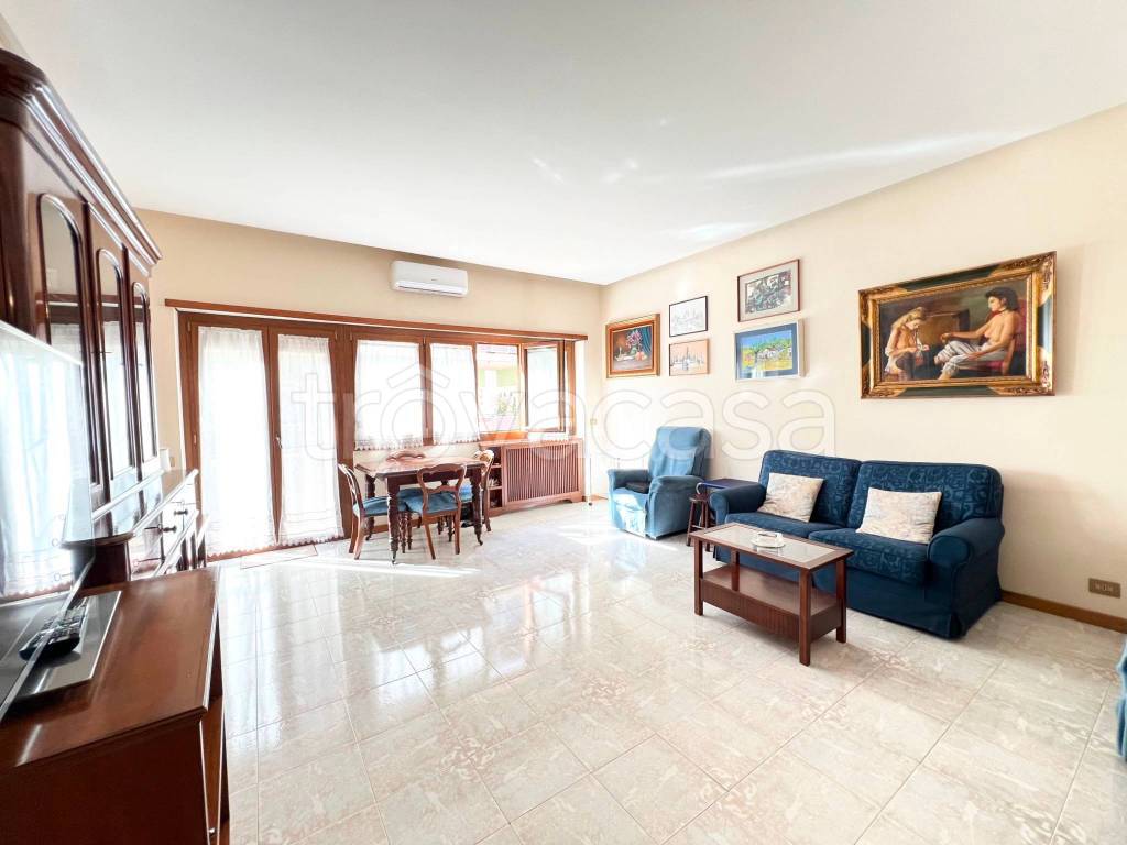 Appartamento in vendita a Roma via Isole del Capo Verde, 45
