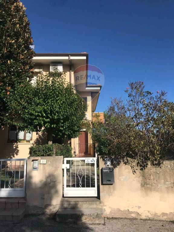 Villa a Schiera in vendita a Mondolfo via Luigi Meroni, 28