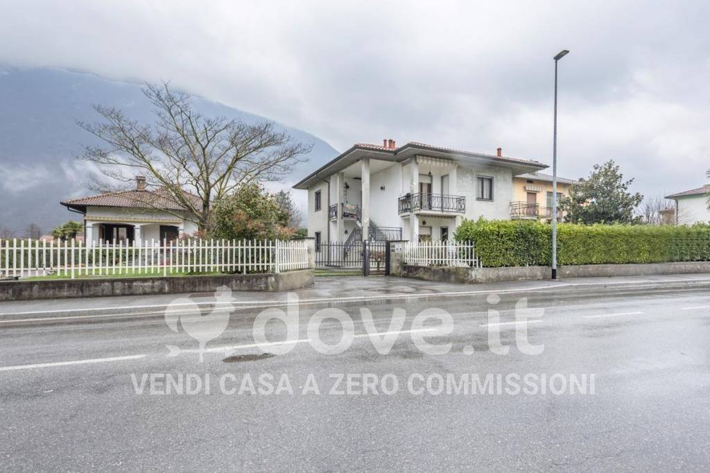 Casa Indipendente in vendita a Laveno-Mombello via Cittiglio, 31A