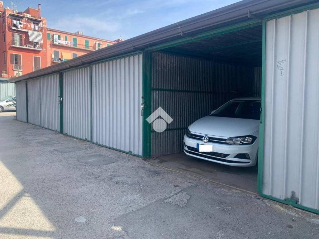 Garage in vendita a Portici corso Giuseppe Garibaldi, 101