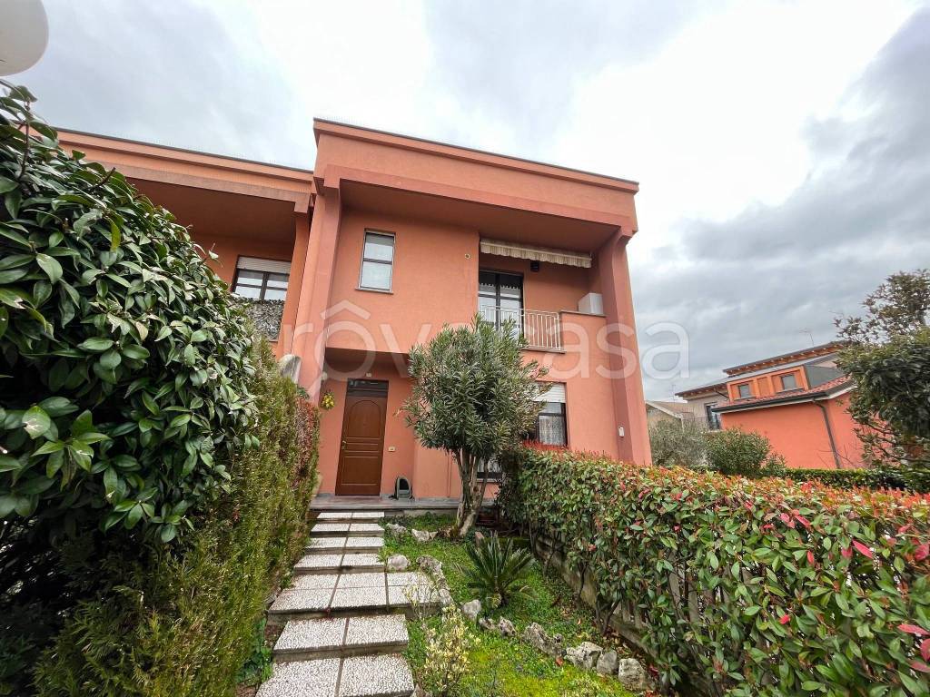 Villa Bifamiliare in vendita a Brugherio via Enrico Toti, 30