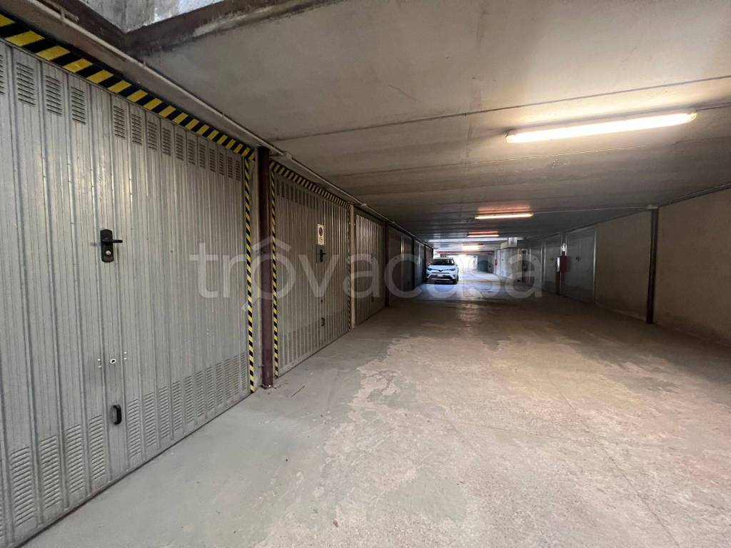 Garage in vendita a Garbagnate Milanese via Vittorio Veneto, 38