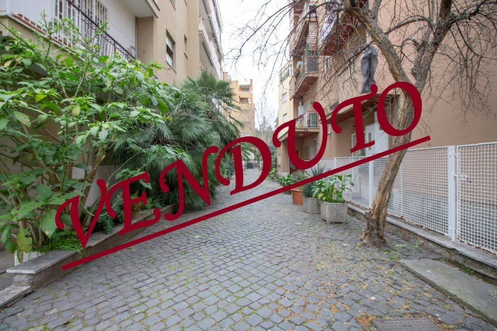 Appartamento in vendita a Roma via Giuseppe Chiarini