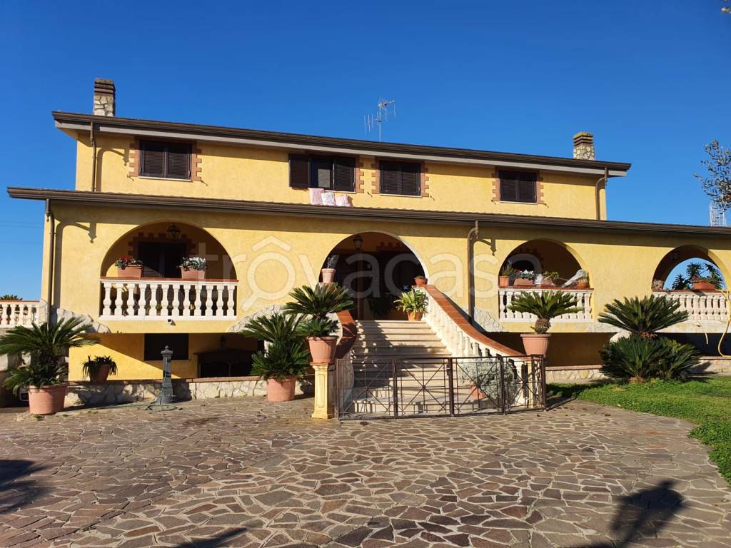 Villa in vendita ad Aprilia via Sele