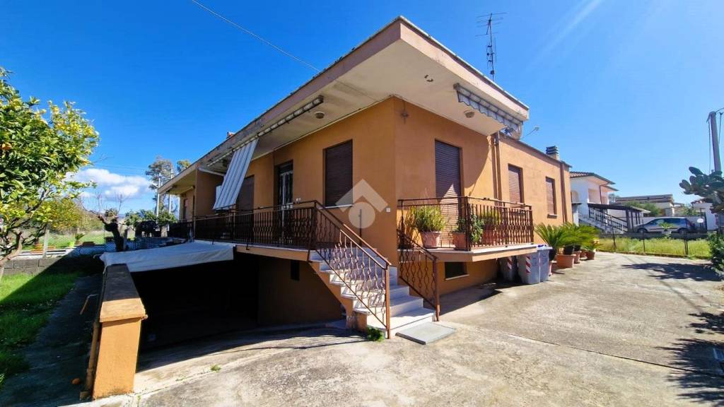 Villa Bifamiliare in vendita a Latina via Curzio Malaparte, 1