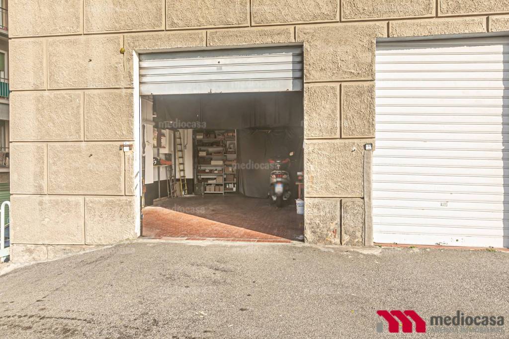 Garage in vendita a Genova via Napoli