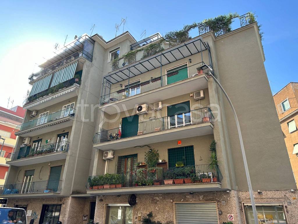 Appartamento in vendita a Roma via Latina, 124